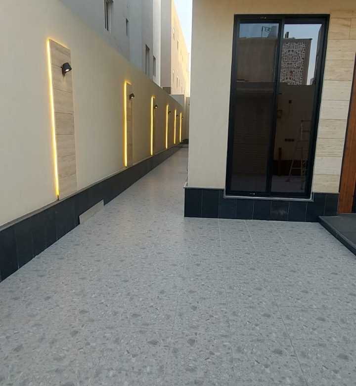 فيلا + شقتين + قبو في حي القيروان